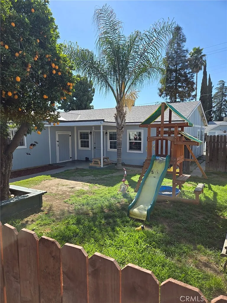 431 Douglas St photo 1