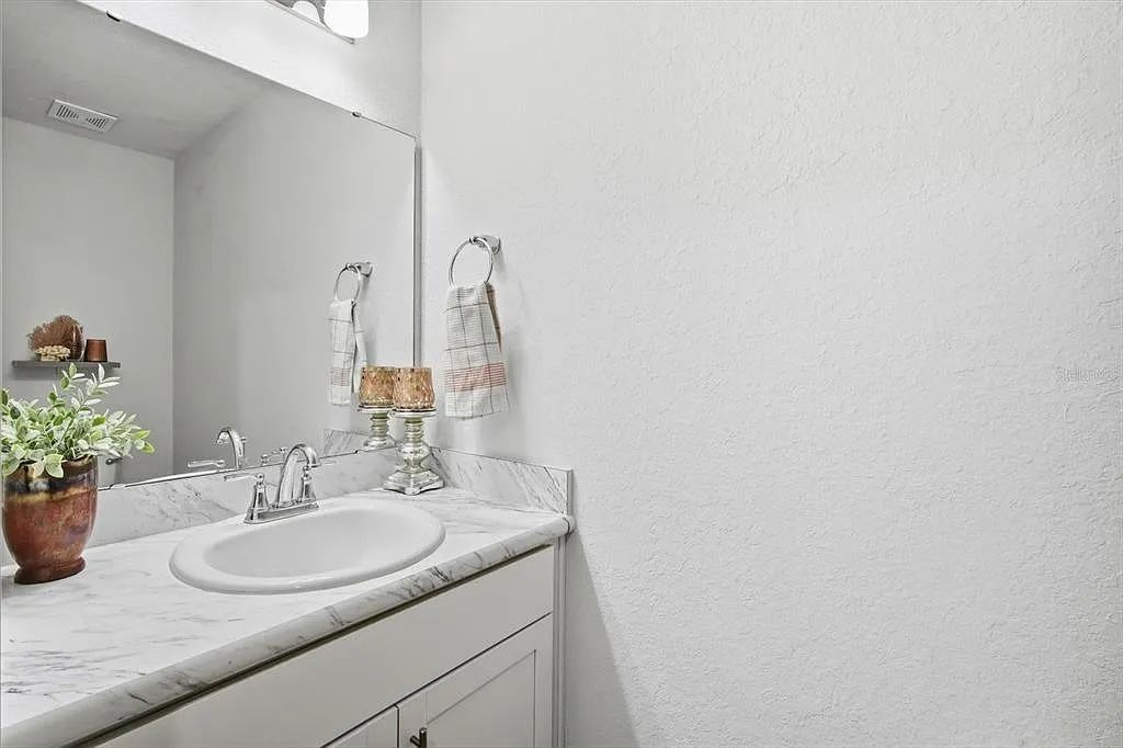 3 bed, 2.5 bath, 1899 sqft, $2,300 — Photo 3