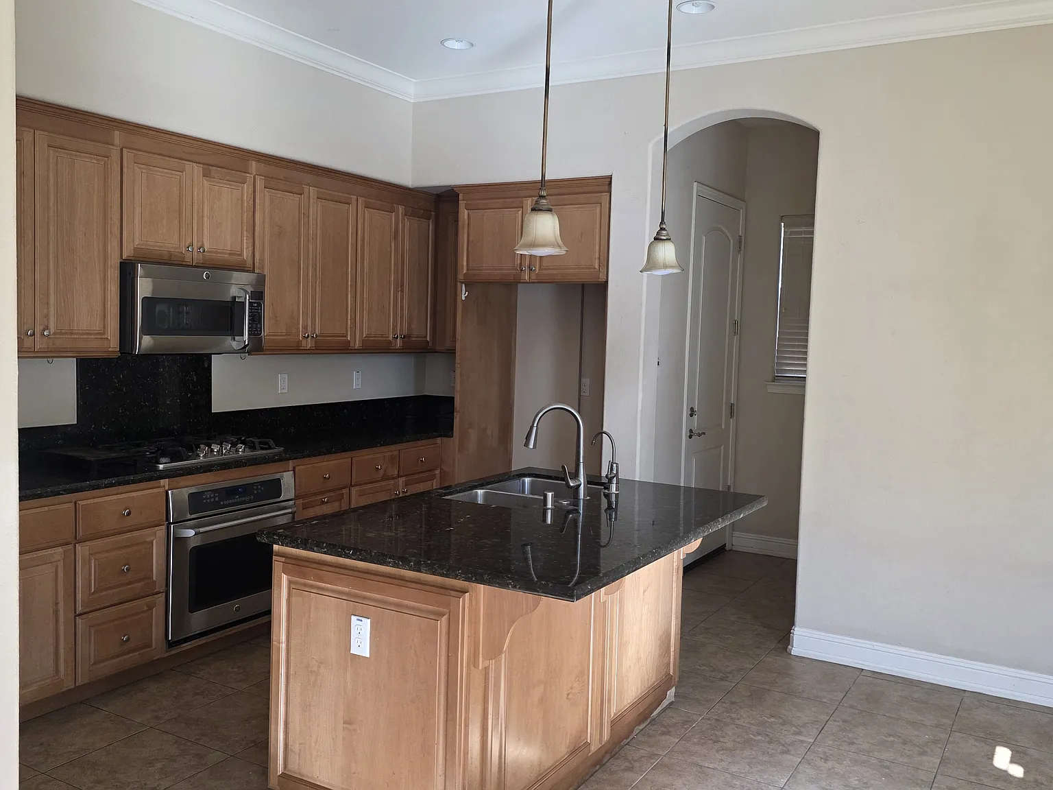 4 bed, 2.5 bath, 1647 sqft, $4,500 — Photo 4