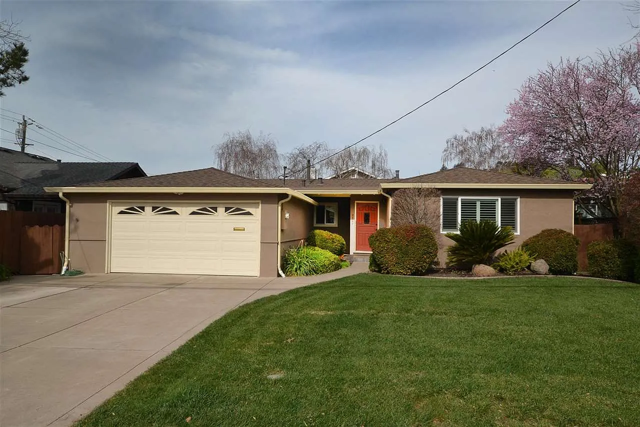2307 Wright Ave photo 1