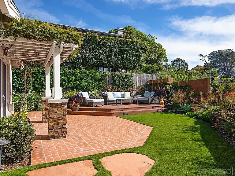 573 Amphitheatre Dr — Photo 36