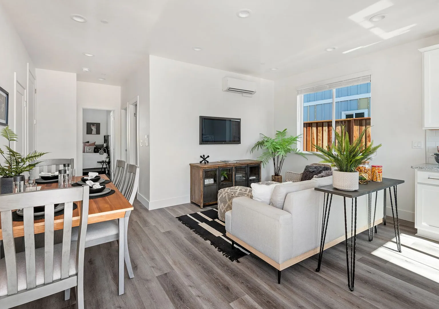 Welcome Home to this 2 bed 1 bath upper unit with side back yard — Photo 2