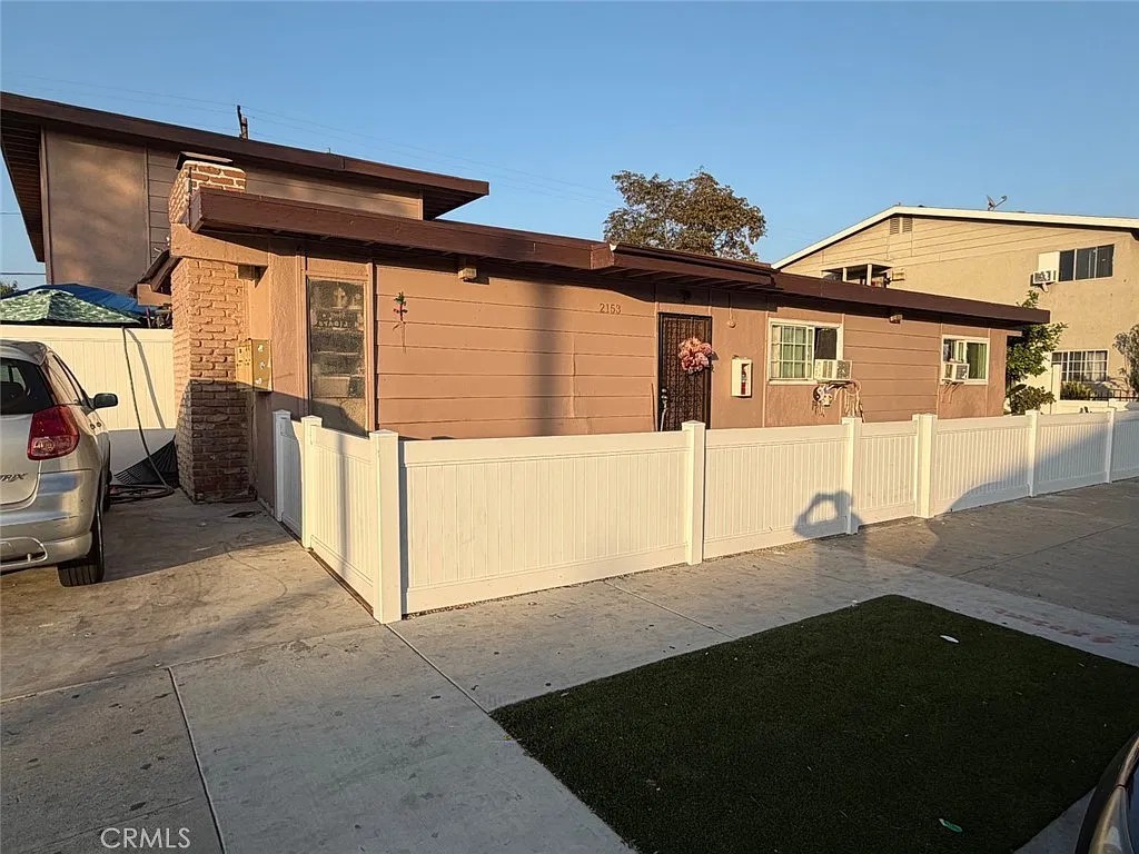 3 bed, 1000 sqft, $2,250 — Photo 2