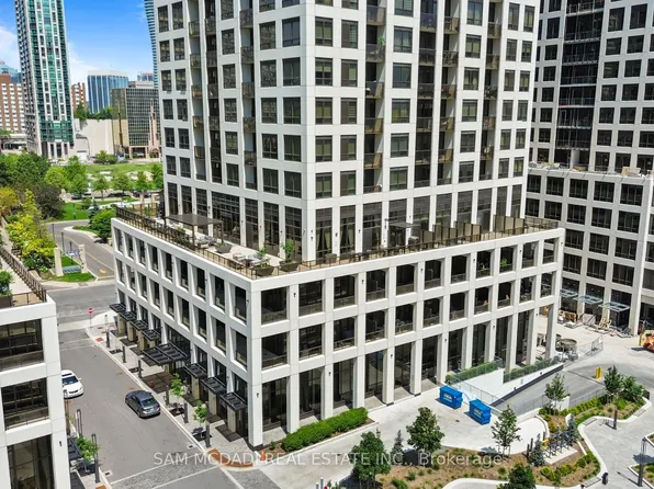 30 Elm Dr W #1102, Mississauga, ON L5A 1L9