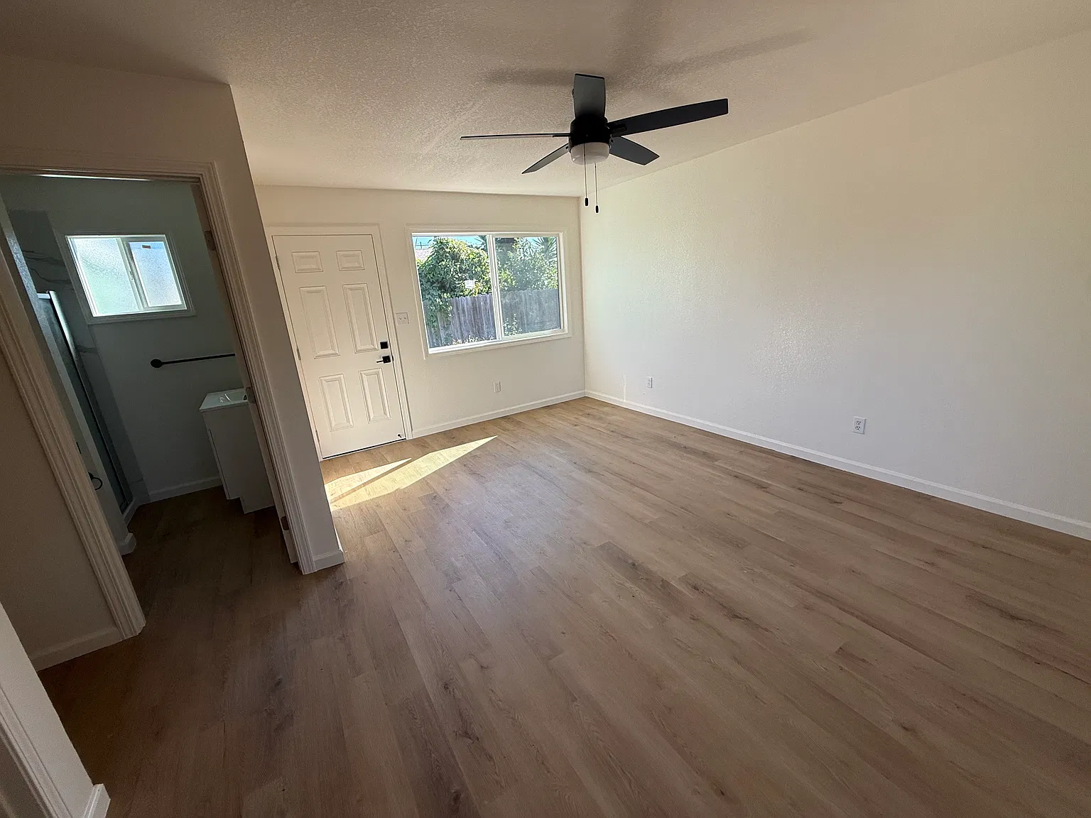 3 bed, 1123 sqft, $3,500 — Photo 2