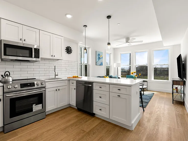 695 Bennington St #4 — Photo 7