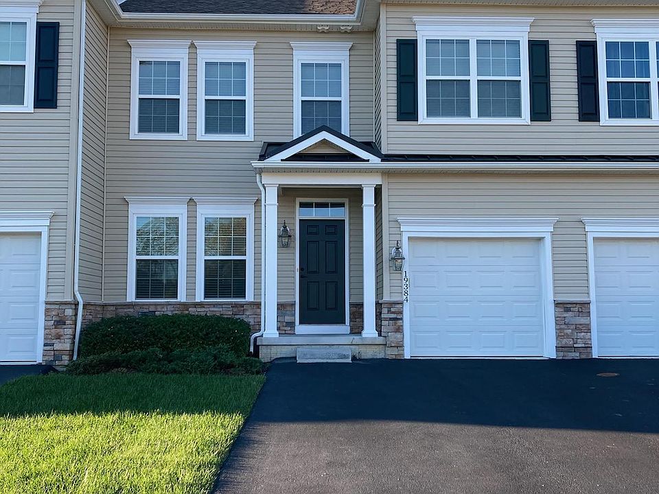 Exterior view, one car garage