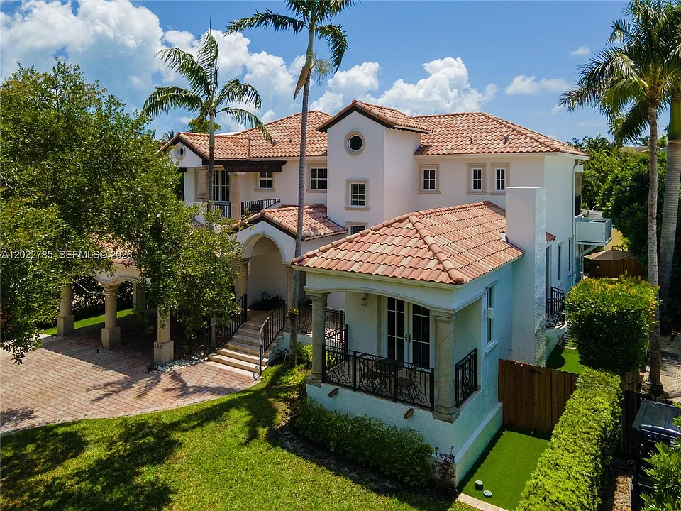 350 Redwood Ln