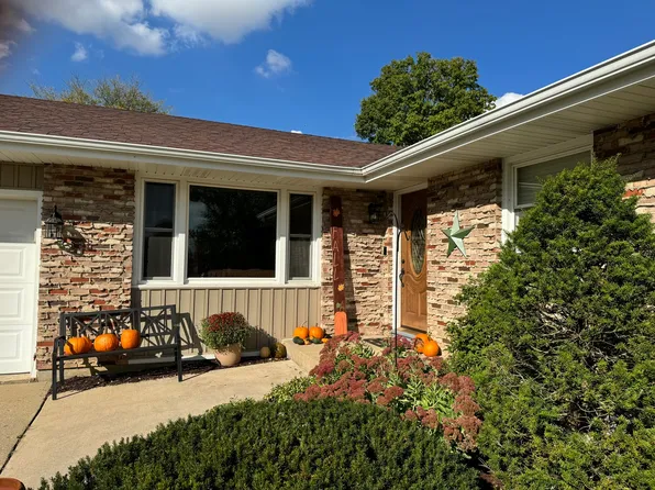 341 Perry Ct, Sycamore, IL 60178