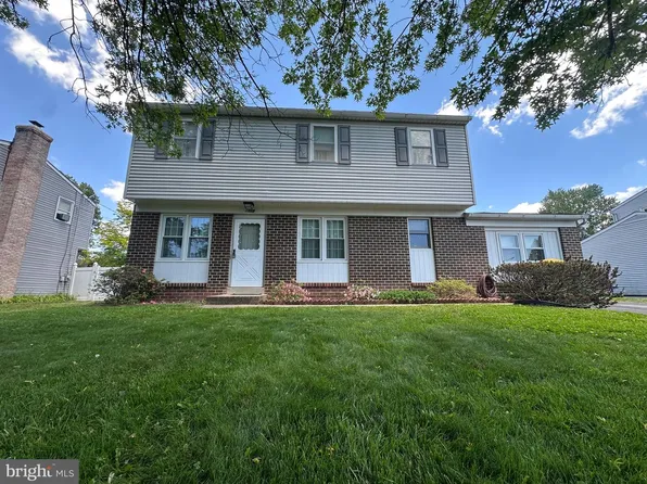 1010 Lake Ln, Pennsburg, PA 18073