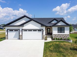 108 Trail Ridge Dr, Lexington, IL 61753