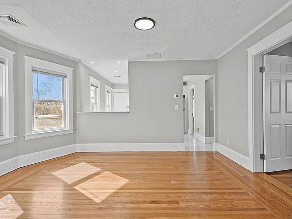 5th image of 460 Eaton St Unit 1