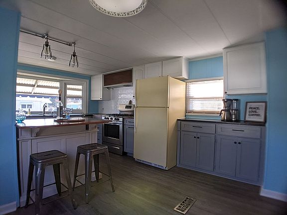 Open kitchen w/bar seating