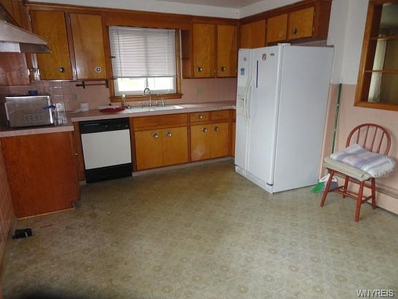 3rd image of 3230 Seneca Ave