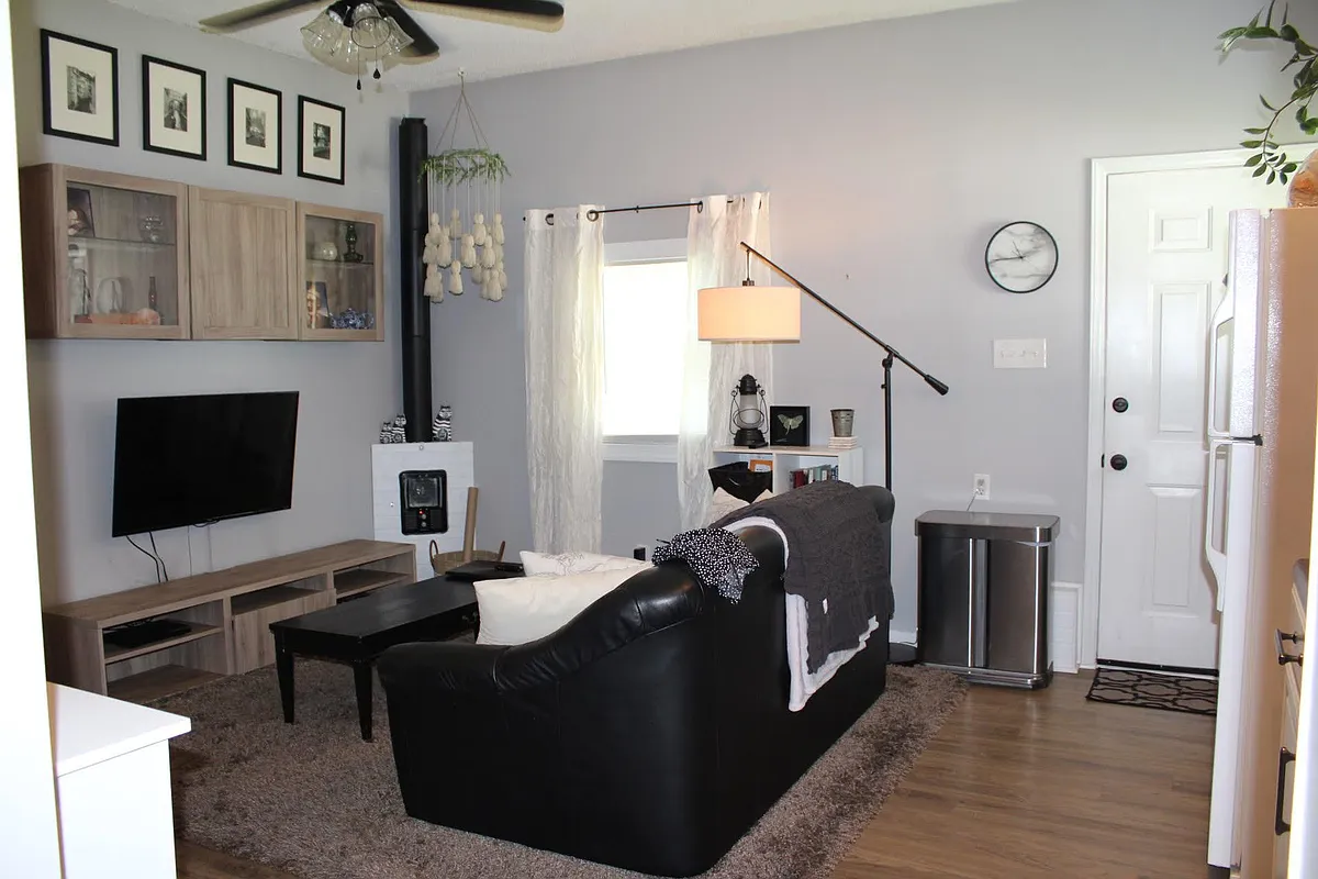 Building Photo - 361 W Wilson Ave #B