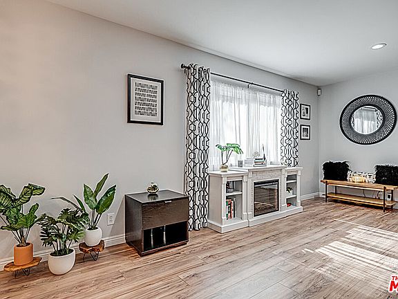 4th image of 16012 Moorpark St Unit 105A