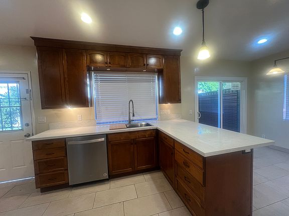 3rd image of 1845 N Oxford Ave #1845