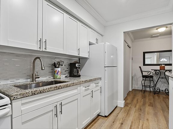 5th image of 2404 NE 33rd. Avenue #8