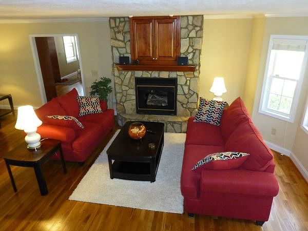 1st image of 325 Knollwood Dr