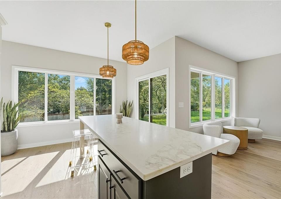 1st image of 213 NW Orchard Ct
