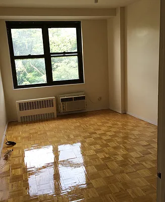 Sold by Thomas Lipovetsky, LREB | media 23