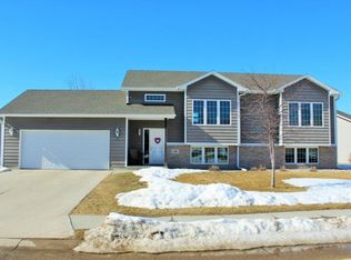 709 Prairie Blvd, Dakota Dunes, SD 57049