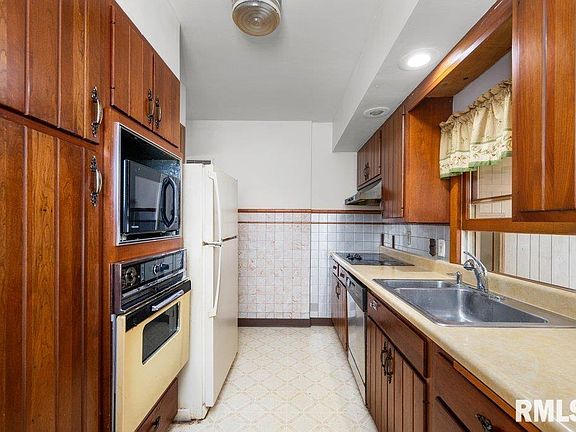 5th image of 3141 Fairview St