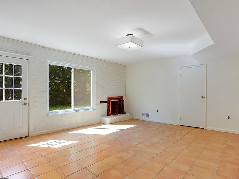 4516 Gretna St — Photo 17