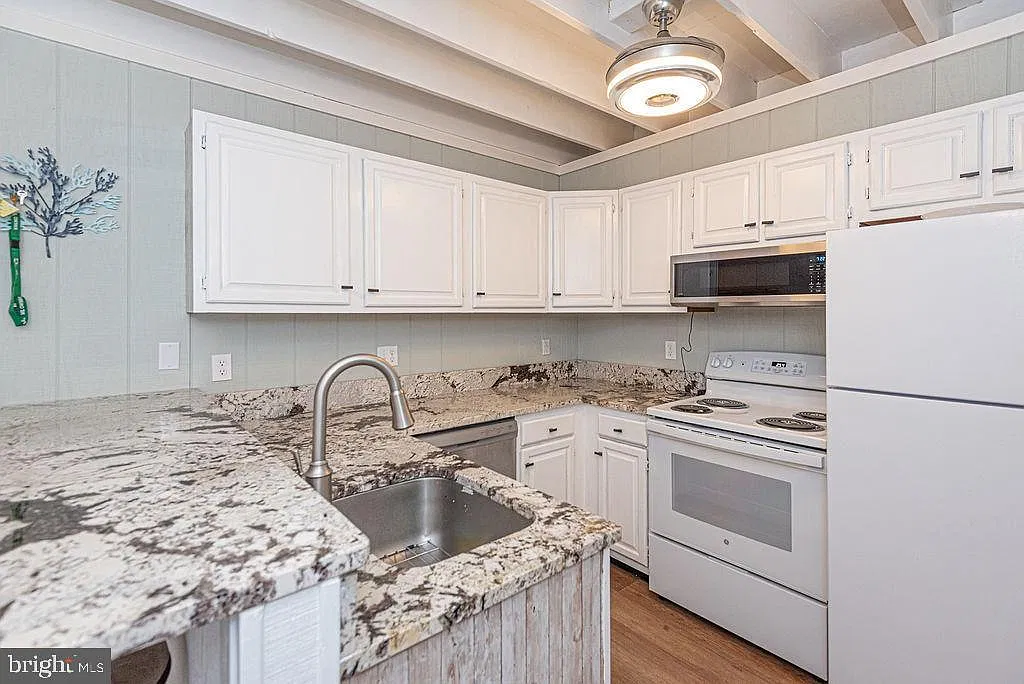 2 bed, 1064 sqft, $2,200 — Photo 4
