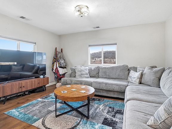 2nd image of 215 1/2 Dombroski Ave