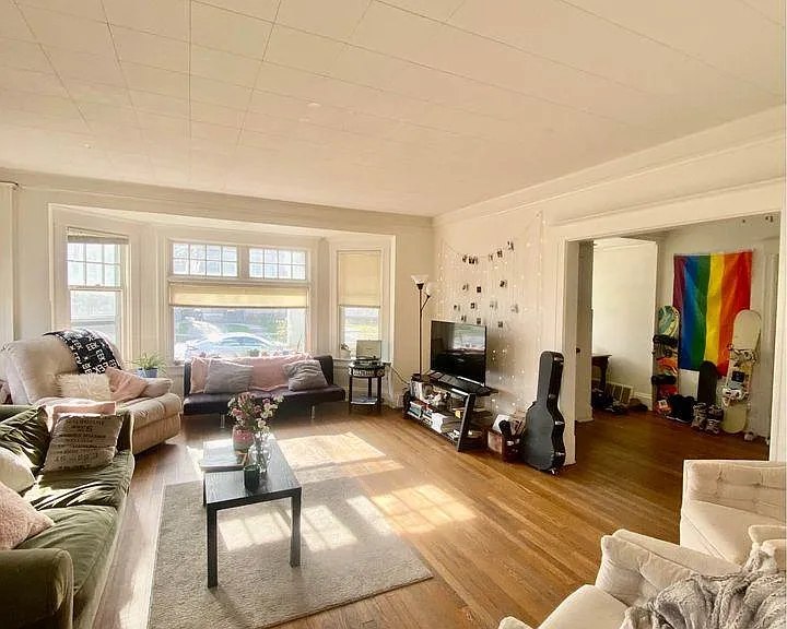 2824 N Maryland Ave — Photo 4