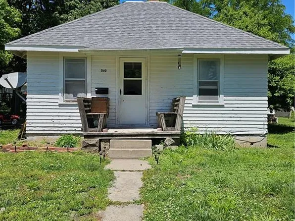 510 Pottawatomie St, Hiawatha, KS 66434