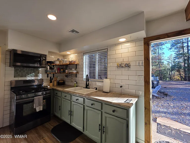 1468 W Walnut Ln — Photo 7