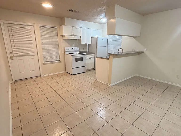 810 W Olmos Dr — Photo 7