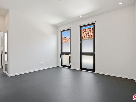 5th image of 4262 Lincoln Ave