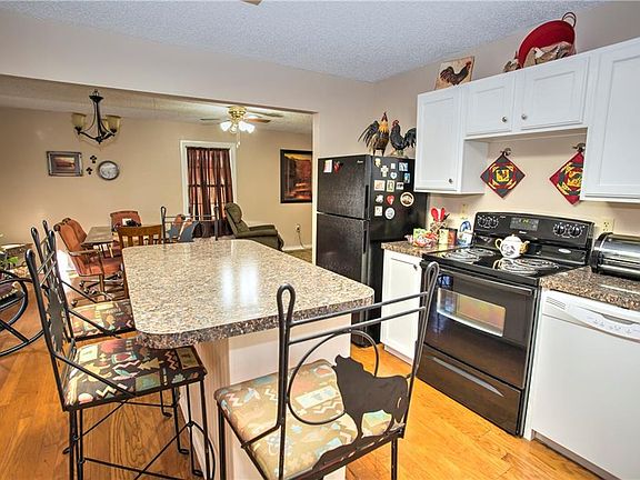 4th image of 1302 Whaley Dr
