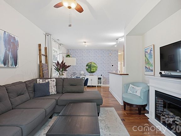 5th image of 1308 Kenilworth Ave Unit 430