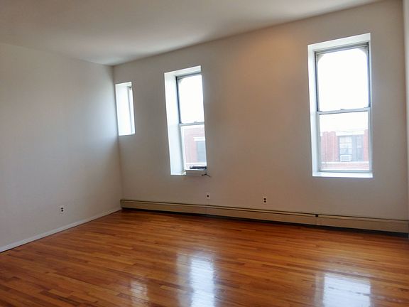 3rd image of 296 Nassau Ave APT 4R