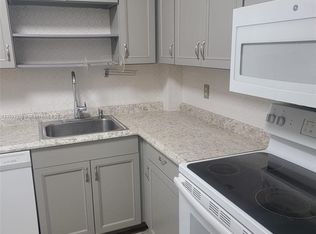 300 Berkley Rd APT 304, Hollywood, FL 33024