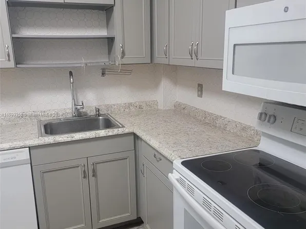 300 Berkley Rd APT 304, Hollywood, FL 33024