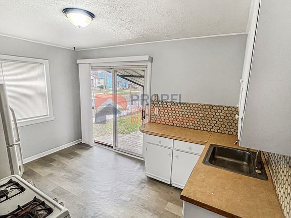 3rd image of 27645 Avondale St