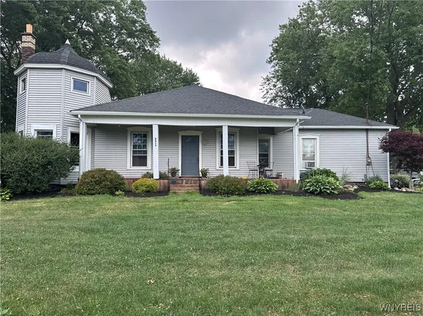 8015 Versailles Rd, Angola, NY 14006