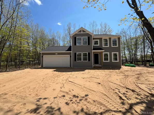 73 Royal Oak Dr, Gladstone, MI 49837