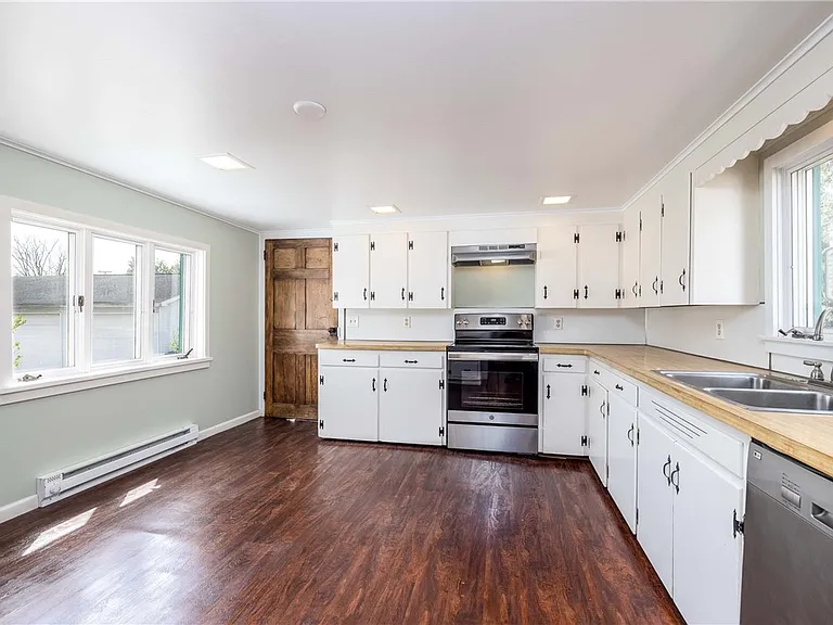 1253 Fairport Rd — Photo 10