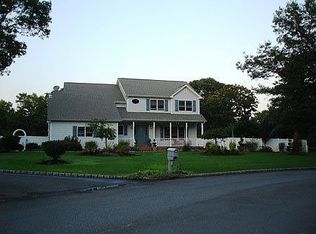 17 Hollingsworth Pl, Centereach, NY 11720