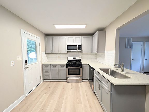 3rd image of 3906 Lexington Dr APT B