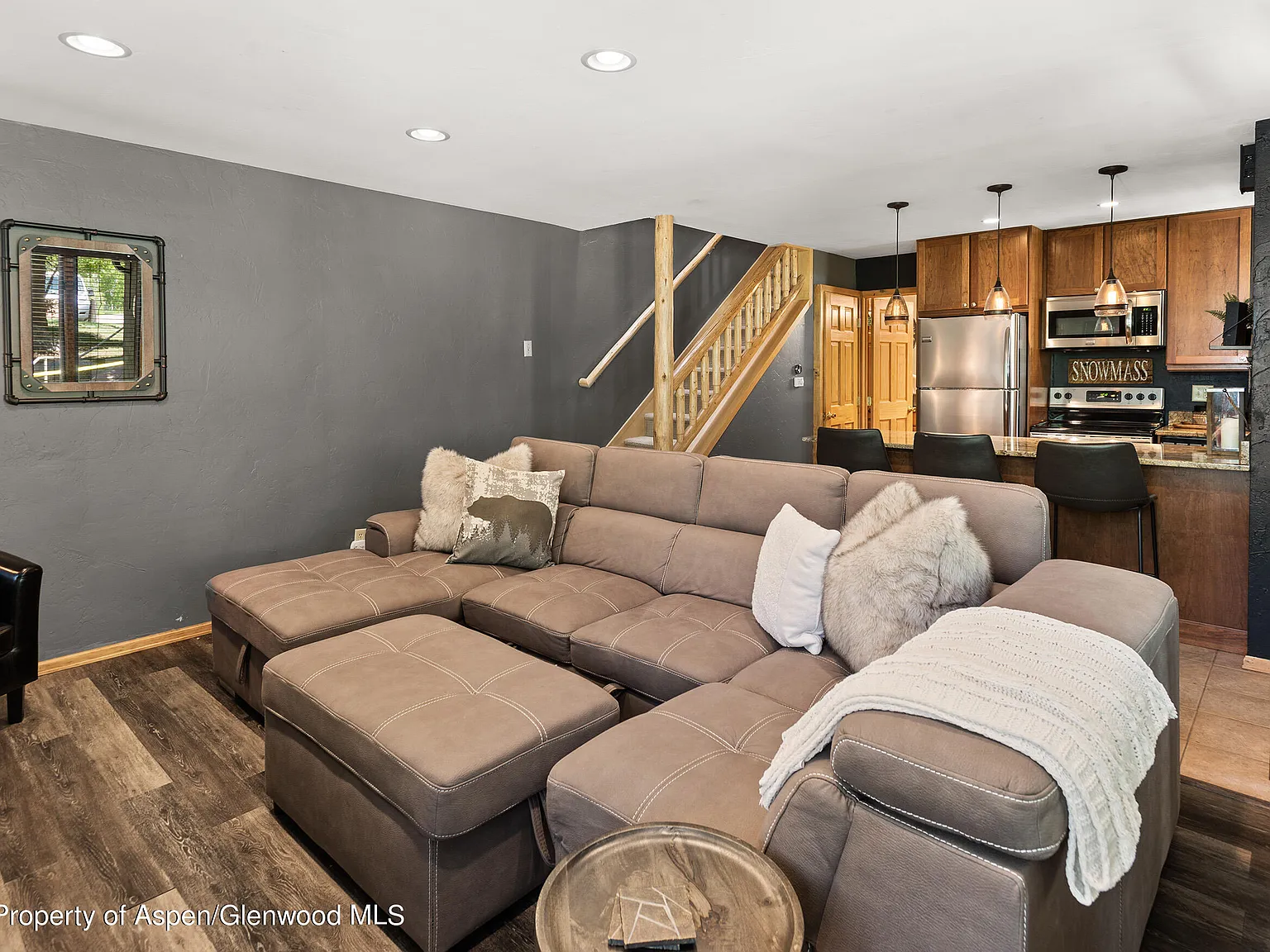 2 bed, 932 sqft, $8,950 — Photo 2