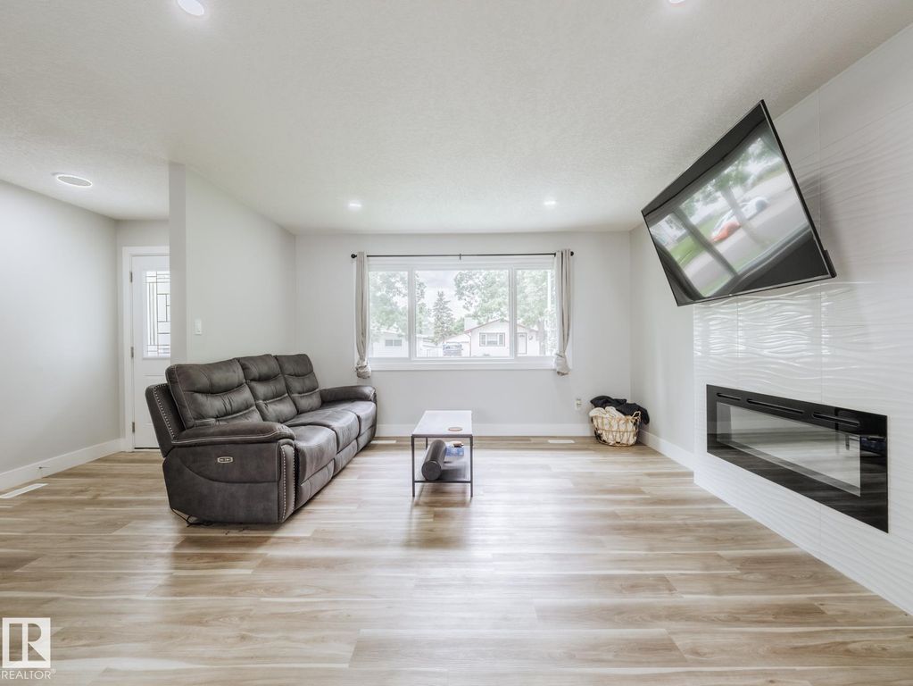 15011 59th St NW, Edmonton, AB - View 5