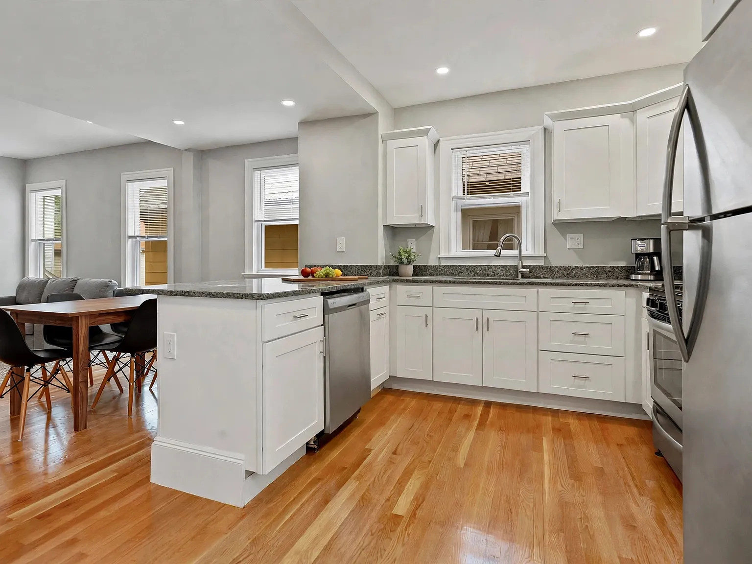 3 bed, 1300 sqft, $3,000 — Photo 3
