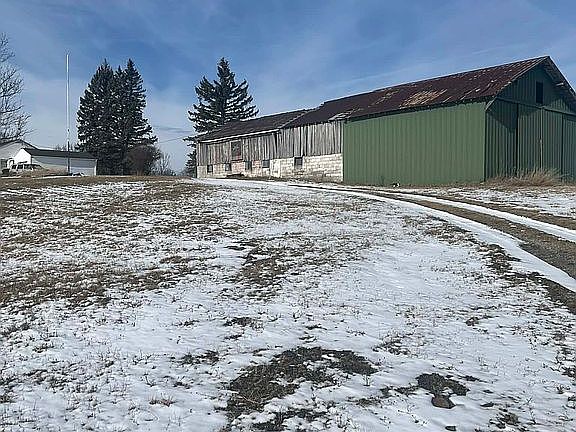 2nd image of 1663 Glade Pike